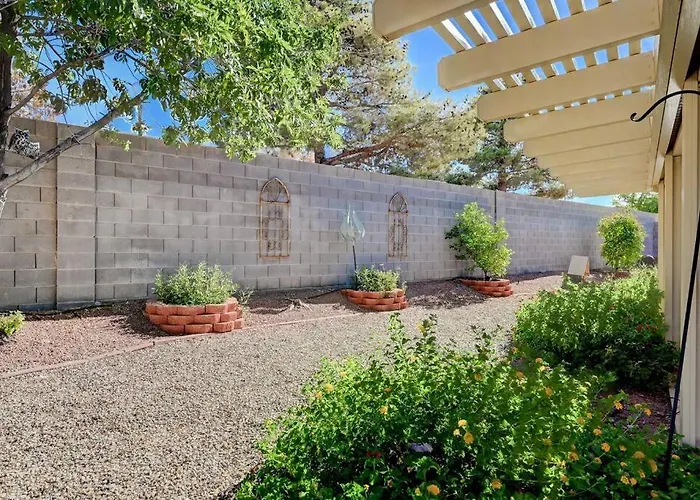 Cozy Getaway With King Bed, Bbq & Spacious Backyard