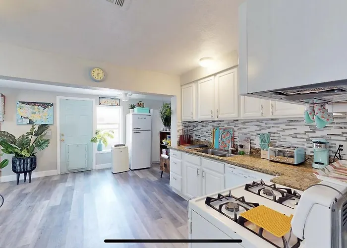 4 Bedroom Vintage Cool House