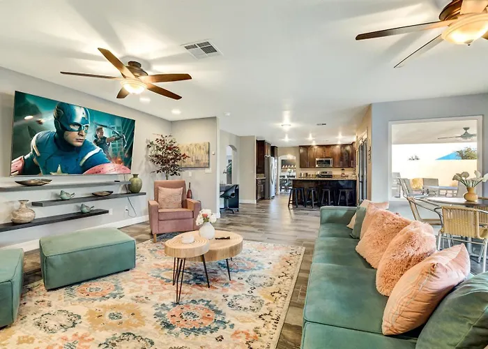 5Bdrm Lux Estate- Heated Pool And Neon Arcade Room