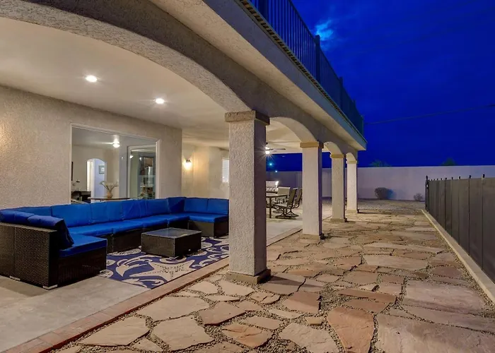 5Bdrm Lux Estate- Heated Pool And Neon Arcade Room